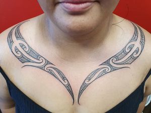 Freehand tattoo by Hirini Heeds Kaizer Katene #HiriniHeedsKaizerKatene #Haida #Polynesian #Maori #Maoritattoos #tamoko #marquesantattoo #tribaltattooing #blackwork #tribal #neotribal #patterns #linework #geometric #freehand #chest #shoulder