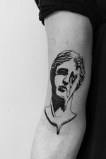 #tattooart #tattooartist #tattoo #ancientgreek #SculptureTattoo #sculpture #lines #ancient #busto #bustotattoo #minimal #minimaltattoo #minimalistic #art #tattooart #arte #greece #bishoprotary #stattoo #mythology #ig_greece #thesaloniki 