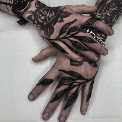 Finger and hand tattoo by Tine Defiore #handtattoo #fingertattoo #planttattoo #leavestattoo #naturetattoo #illustrative #blackwork