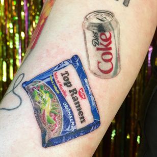 El tatuaje favorito de esta semana de Shannon Perry #ShannonPerry #favorittattoos #bedstetattoos #awesometattoos #tattooidea #cooltattoos #uniquetattoos #tattooinspiration #frame #dietcoke #food #noodles #realism #hyperrealism #forearm