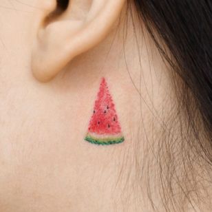 El tatuaje favorito de esta semana de Tattoo Pureum #TattooPureum #favorittattoos #bedstetattoos #awesometattoos #tattooidea #cooletattoos #uniquetattoos #tattooinspiration #behindtheear #ear #neck #vandmelon #fruit #food