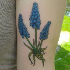 #tattoo #tattoos #tattooedgirls #flowers #flower #flowertattoo #hyacinth #grapehyacinth #armtattoo #feminine #femininetattoo #blue #green #fusionink #greenlandnh #nhtattoo #splatterpalettetattoo #smalltattoos #tattooedladies #gardenflowers