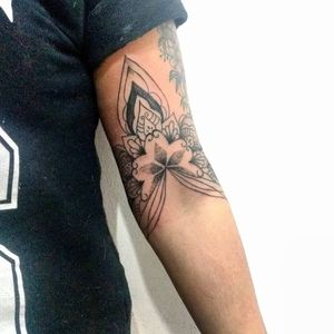 #tattoo #tattoodo #tattooartists #tattoolife #ornamentaltattoo #tattooornamental #ink #dotwork #blackwork #ornamentalika #tatuadorasesp #ttt #tattodesign #blxwork #blink #instattoo2 #insttt #tattoo2us #tattoo2me #floral #sketchtattoo #sketch #sketchart
