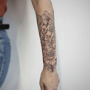 Flores da Luana!! Agora sim o braço da nossa amiga Luana tá quase fechado! 😍 Valeu demais pela confiança!!!Faça já seu orçamento! (62) 9 9326.8279#tattoo #ink #blackwork #tattoolife #Tatuadouro #love #inkedgirls #Tatouage #eletricink #igtattoo #fineline #draw #tattooing #tattoo2me #tattooart #instatattoo #tatuajes #blackink #floral #fineline #rose #rosestattoo #pequi #Goiania #womantattoo #neotraditionaltattoo #tatuagemfeminina #flowerstattoo 