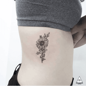 Tatuagem da Alice, que veio dos Estados Unidos, para passar as férias aqui no Brasil, e fez questão de fazer a sua primeira tatuagem comigo. Gostaram? . Informações e orçamentos: (11)9.9377-6985 . #ericskavinsktattoo #sunflower #girasol #girltattoo #delicadeza #delicatetattoo #tatuagemdelicada #fineline #linhafina #alphavilleearredores #alphaville #brasil #estadosunidos🇺🇸 #tatuagem #inked #tatuagemsombreada #tatuagemnacostela