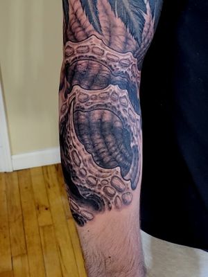 Starting to bio up my dude forearm today. Just a single pass so far but I had to post because I enjoyed it so much. Always hit me up for bio mech/organic stuff! Email Daleyart71318@gmail.com 