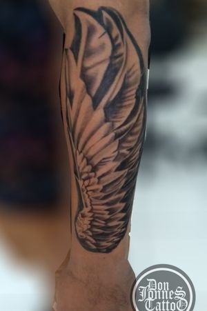 #tatuagemasas #wings #pretoecinza #tatuagemmasculina #tatuagembraco #pena 