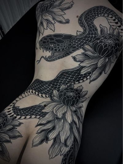 Neo Japanese tattoo by Gakkin #Gakkin #back #backpiece #neojapanese #neojapanesetattoo #japanese #Japaneseinspired #ukiyoe #mashup #unique #blackandgrey #chrysanthemum #snake #reptile #serpent