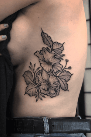 Floral rib piece by me #floraltattoo #flowertattoo #floraltattoos #flowertattoos #dotwork #dotworktattoos #girlswithtattoos #pointillismtattoo #tattooapprenticeship #pointillism #dotworktattoo #dotworker #ribtattoo #tattoo #tattoos #tattooartist #tattooart #tattooideas #plymouthtattoo #devontattoo #tattooapprentice