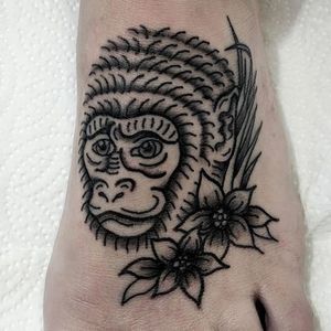 Cheeky Monkey tattoo on foot by Hermione @finchandhollietattoo #tattoo #tattoodo #tattoos #londontattoo #londontattoos #tattoolondon #foottattoo #foottattoos #monkeytattoo #monkeytattoos #boldtattoo #cutetattoo 