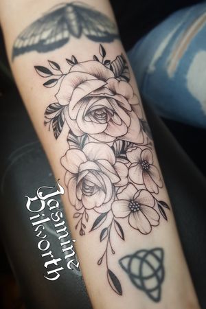 Simple flowers done a few days ago #tattoo #tattooartist #femaletattooartist #simple #armtattoo #flowertattoo #rosestattoo #blackandgreytattoo #lineworktattoo #femanine #dotworktattoo #greenland #greenlandnh #nh #newhampshire #geneva #genevany #ny #newyork #boston #dovernh #kittery 