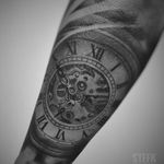 Clock tattoo black and grey Rellotge en bng Reloj en bng Horloge dans bng