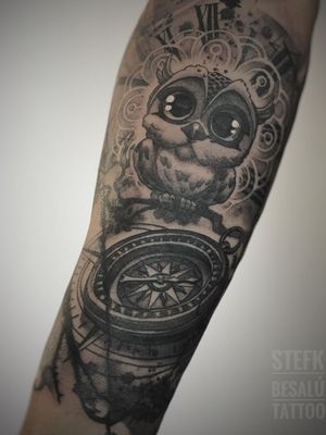 Owl and compass in black and grey Mussol i bruixola en bng Buho y brujula en bng Chouette et compas dans bng