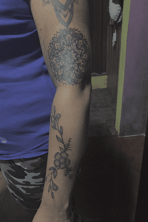 -🌺. #tattoo #tattooart #tattoodesing #black #tatuaje #diseñotatuaje #dotwork #blacktattoo #mandalatattoo #flowertattoo #mandala #linetattoo