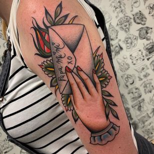 Tatuaje de una mano de Kyle Hath #KyleHath #upperarm #arm #bicep #tattoosofhands #tattoohand #handtattoo #hands #fingers #traditional #color #letter #envelope #letter #flower #flowers #leaves