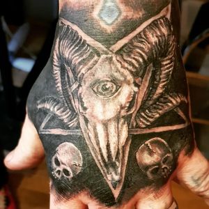 Creepy Cyclops Ram Skull Hand Tattoo #Cyclops #RamSkull #Skull #Bones #Weird #WierdTattoo #Dark #DarkArt #Custom #CustomDesign #CustomTattoo #Creepy #CreepyTattoo #Pentagram #HandTattoo 