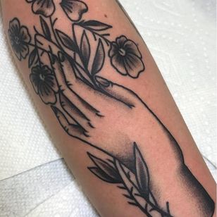 Tatuaje de una mano de Beau Brady #BeauBrady #underarm #tattoosofhands #tattoohand #handtattoo # hands #fingers #blackwork #traditional #flower #floral