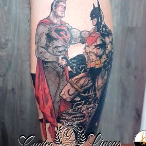 Batman personalizado y Superman hijo rojo en tatuaje!
@cuatrolineastattoo
■ by@jonathan_barrca
Para citas e info MD📩
📞91 259 30 20
📲689 37 35 52
📩Cuatrolineastatuaje@gmail.com  
#tattoo #tatuaje #carabanchel #madrid #art
#love #instagood #fashion #beautiful #happy
#tattooaddict #tattoopage #ink #inked #spaintattoo
#tattooworkers  #inkstagram #tattoolife #tattooed 
#frikitattoo #kawaii #videogametattoo #videogame #geek
#gaming #otakutattoo #gamer
