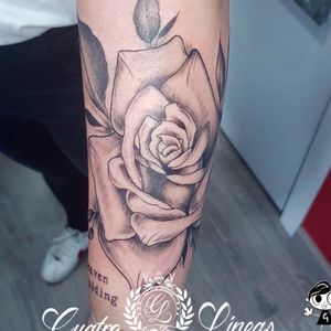 Una rosa es una rosa!!! 
Madrid Metro Oporto-Urgel
@cuatrolineastattoo
■ by @melrctattoo
Para citas e info MD📩
📞91 259 30 20
📲689 37 35 52
📩Cuatrolineastatuaje@gmail.com  
#tattoo #tatuaje #carabanchel #madrid #art
#love #instagood #fashion #beautiful #happy
#tattooaddict #tattoopage #ink #inked #spaintattoo
#tattooworkers #thebesttattooartist #inkstagram #tattoolife #tattooed   #tinytattoo 