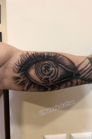 1 сеанс, 3 часа.  небольшое перекрытие старого тату. #tattoo #tattoos #coverup #ink #tat #inked #tattooed #tattooist #instaart #instagood #handtattoo #eye #amazingink #photooftheday #tatted #inkedup #butenkotattoo #tattookiev