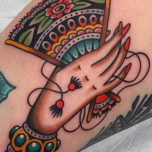 Tatuaje de una mano de Matt Cannon #MattCannon #upperleg #tattoosofhands #tattoohand #handtattoo # hands #fingers #color #traditional #fan #decorative #pattern #flower