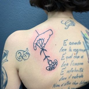 Tatuaje de una mano de The Magic Rosa #TheMagicRosa #upperback #back #shoulder #tattoosofhands #tattoohand #handtattoo # hands #fingers #illustrative #linework #nickle #flower