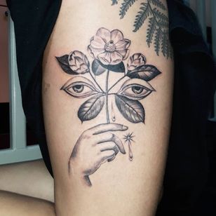 Tatuaje de una mano de Ana y Camille #AnaandCamille #overben # thighs #ben #tattoosofhands #tattoohand #handtattoo # hands #fingers #black gray #illustrative #flowers #flowers # eyes # lagrimas #magnolia