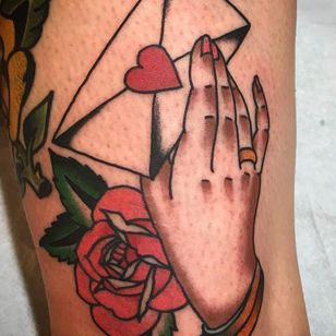 Tatuaje de una mano de Dawn Cooke #DawnCooke #overben #ben #tattoosofhands #tattoohand #handtattoo #hands #fingers #color #traditional #letter #envelope #heart #rose