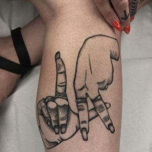 Tatuaje de una mano de Tine DeFiore #TineDeFiore #underben #ben #tattoosofhands #tattoohand #handtattoo #hands #fingers #illustrative #Linework #blackwork #losangeles #LA