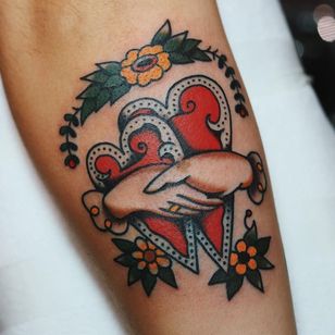 Tatuaje de una mano de Liam Alvy #LiamAlvy #underarm #arm #tattoosofhands #tattoohand #handtattoo # hands #fingers #flower #floral #heart #holdinghands #traditional #color