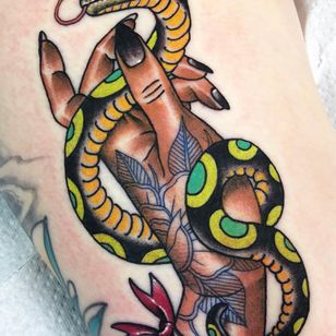 Tatuaje de una mano de Guen Douglas #GuenDouglas #overbee # muslos #tattoofhands #tattoohand #hand tattoo #hands #fingers #snake #reptile #snake #rose #flower #flowers #neotraditional #color
