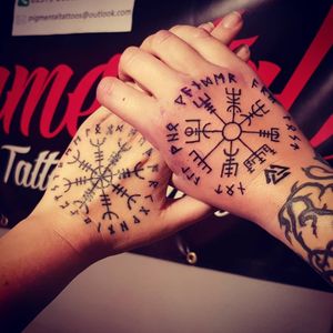 Norse / Viking Hand Tattoos #Viking #VikingTattoo #Norse #NorseTattoo #NorseMythology #Mythology #Aegishjalmur #HelmOfAwe #Protection #Symbol #Symbols #Vegvisir #Linework #LineworkTattoo #Hands #HandTattoo 