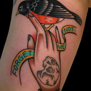 Tatuaje de una mano de Alex Zampirri #AlexZampirri #underarm #arm #tattoosofhands #tattoohand #handtattoo # hands #fingers #bird #banner #forgetmenot #kranie #color #traditional