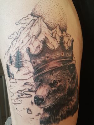 Bear in the mountains with a crown inspired by the famous photo of Biggy.Done by Studio Beehive in Bristol, UK#bear #crown #mountain #mountains #scenary #biggy #grizzly #bearcrown #king #dotwork