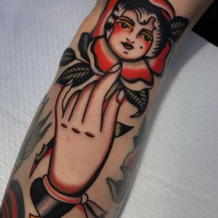 Tatuaje de una mano de Bob Geerts #BobGeerts #underarm #arm #tattoosofhands #tattoohand #handtattoo #hands #fingers #flower #ladyhead #rose #traditional #color