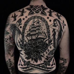 Colección de tatuajes náuticos de Austin Maples #AustinMaples #NauticalTattoos #sailortattoos #sailors #traditional Tattoos #traditional #AmericanTraditional # back piece #nautical #ship #mermaid #fish #rose #sword #swallow