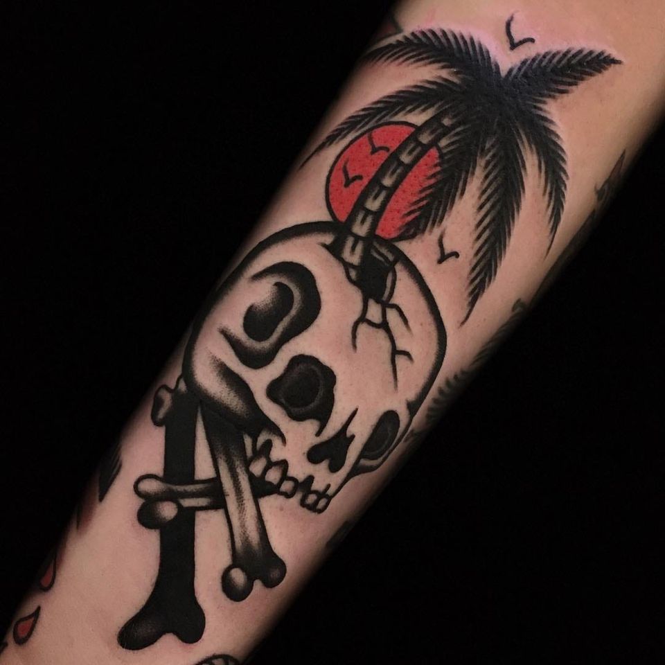 Tatuaje de calavera por Austin Maples #AustinMaples #NauticalTattoos #sailortattoos #sailors #traditionaltattoos #traditional #AmericanTraditional #nautical #skull #palmtree #undebram #arm