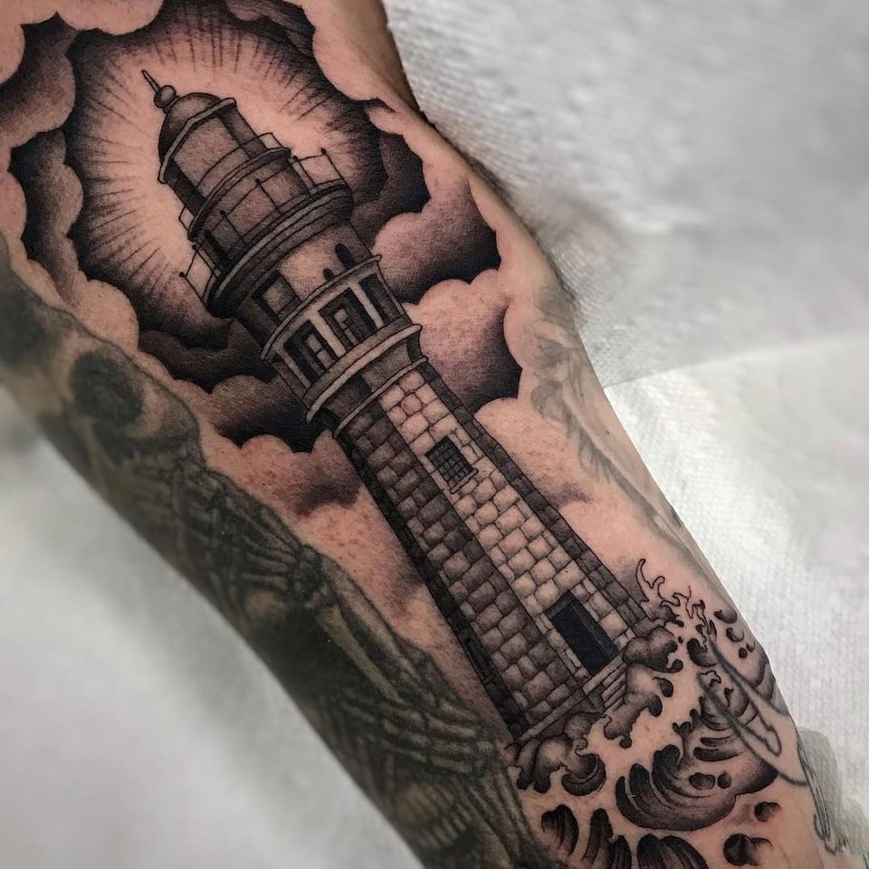 Tatuaje de faro por Shaun Topper #ShaunTopper #NauticalTattoos #sailortattoos #sailors #traditionaltattoos #traditional #AmericanTraditional #nautical #lighthouse #upperarm #arm #bicep