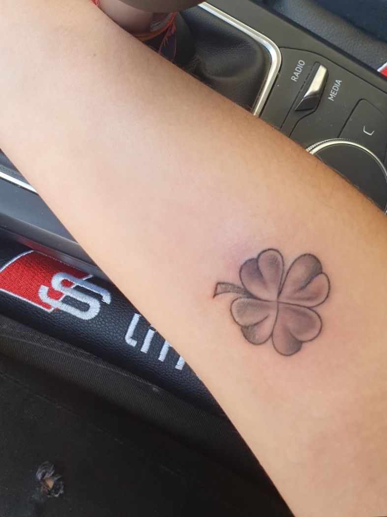 Tattoo uploaded by Hannah Torrejón O'Reilly • Trébol 4 hojas / Buena suerte  / Good luck • Tattoodo