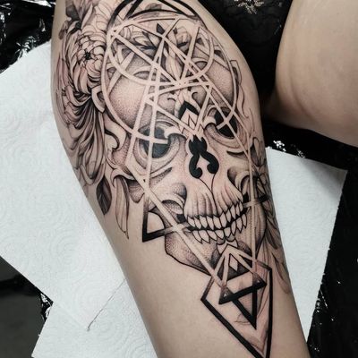 #skull #skulltattoo #tattoo #blackandgray #blackart #whipshaded #whipshading #skulls #geometry #geometrictattoos #chrysanthemums #chrysanthemumtattoo #inked 