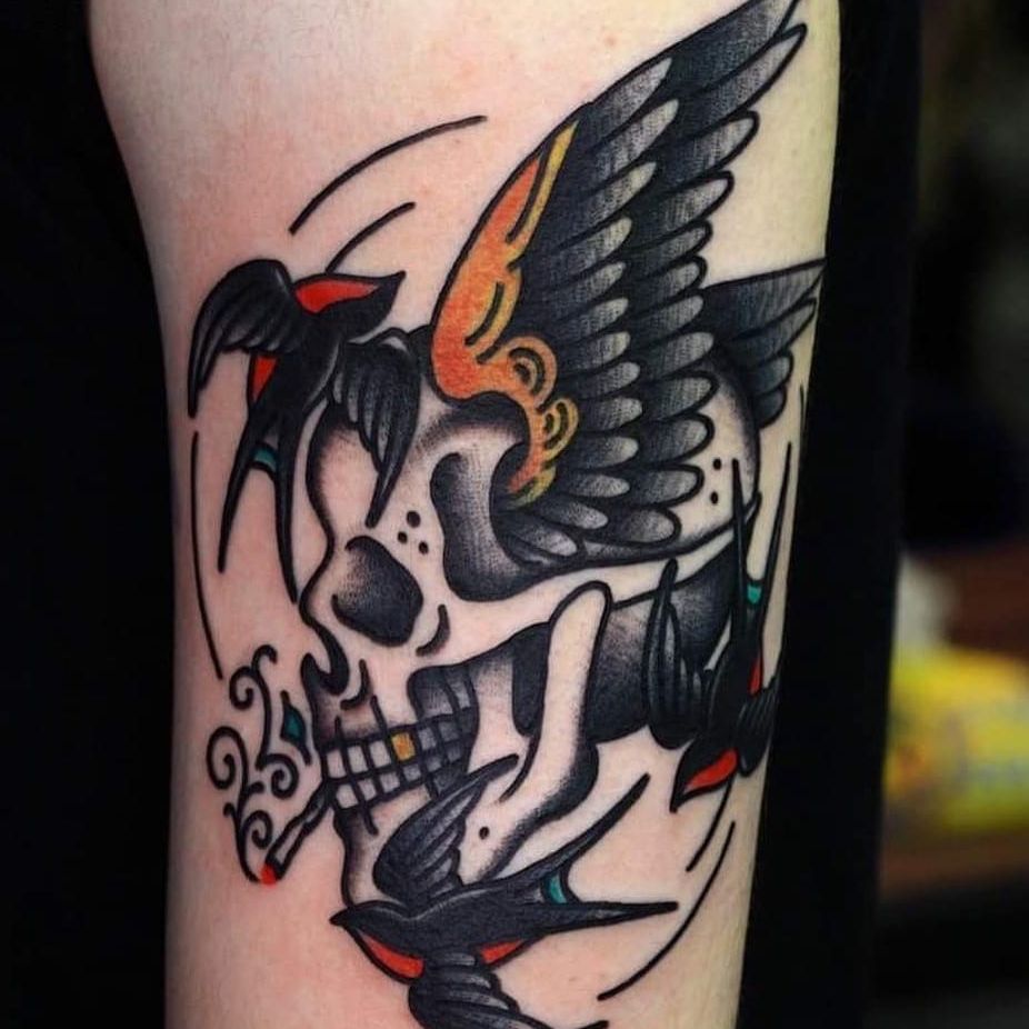 Tatuaje de golondrina de Mick Gore #MickGore #NauticalTattoos #sailer tattoos #sailors #traditional tattoos #traditional #American Traditional #nautical #swallow #c skull #bird #overarm #arm #bicep