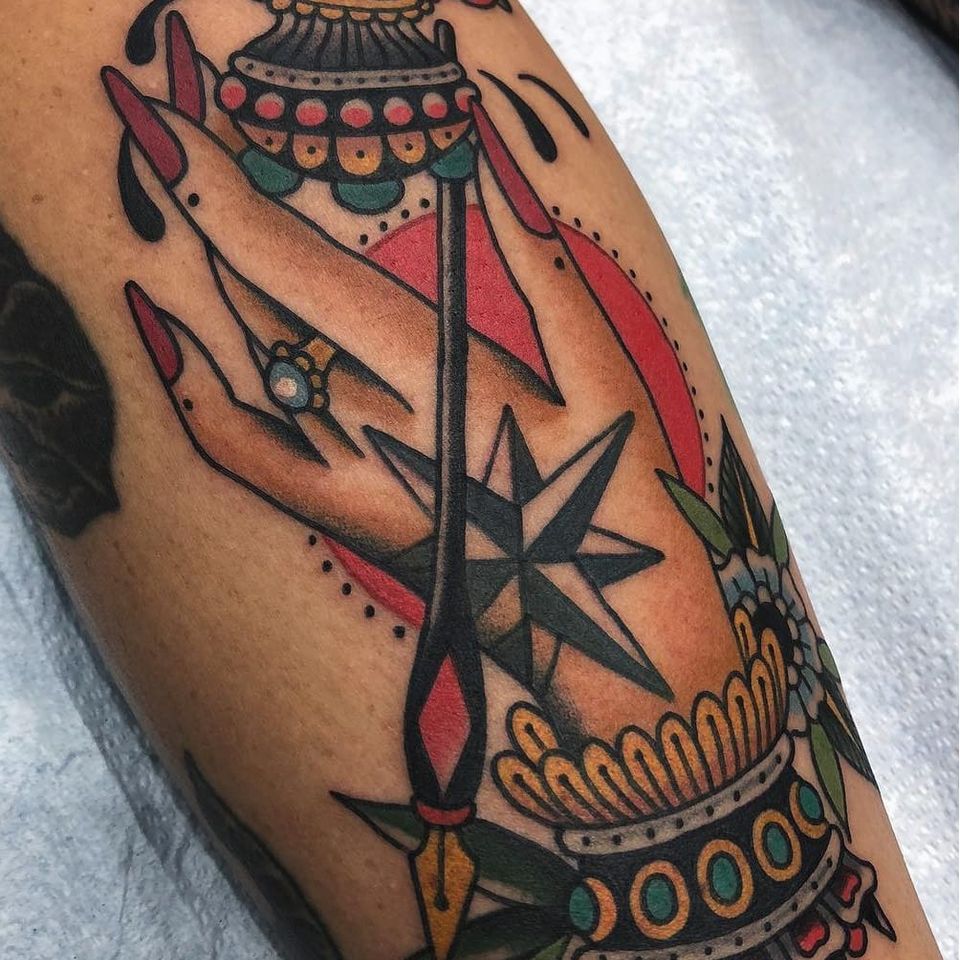 Tatuaje de estrella náutica por Matt Cannon #MattCannon #NauticalTattoos #sailortattoos #sailors #traditionaltattoos #traditional #AmericanTraditional #nautical #lowerleg #leg #calf #nauticalstar #star #hand #ink
