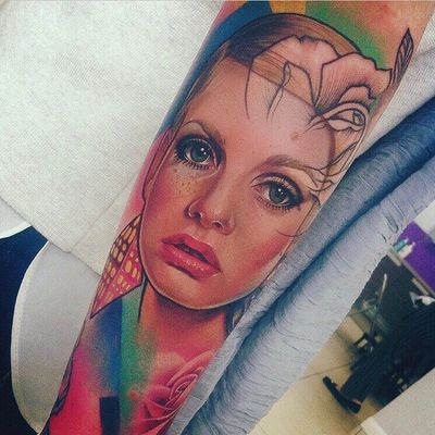 Twiggy tattoo by Freddie Albrighton #FreddieAlbrighton #Twiggy #twiggytattoos #modeltattoos #fashionmodel #model #fashion #1960s #60s #portrait #portraittattoos #realism #color #forearm #arm