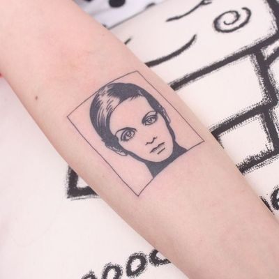 Twiggy tattoo by H Tattoo Studio #HTattooStudio #Twiggy #twiggytattoos #modeltattoos #fashionmodel #model #fashion #1960s #60s #portrait #portraittattoos #forearm #arm #graphicart #popart #illustrative