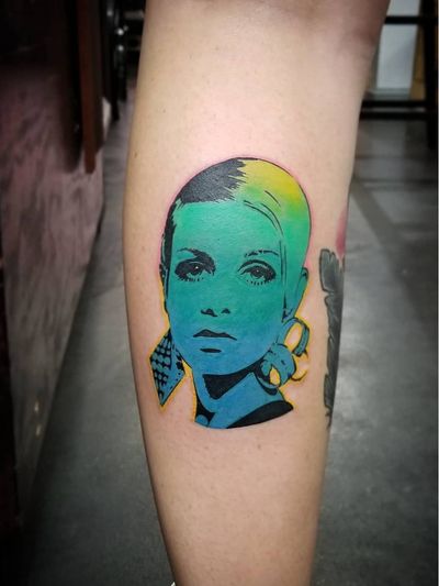 Twiggy tattoo by Aaron Is #AaronIs #Twiggy #twiggytattoos #modeltattoos #fashionmodel #model #fashion #1960s #60s #portrait #portraittattoos #forearm #arm #color #popart #graphicart #color #blue