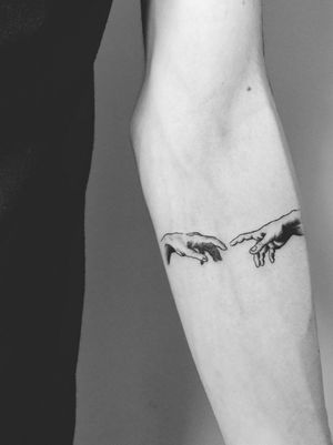 Il creazione di Adamo #creazionediadamo #creationofadam #sistinechapel #michelangelohands #Michelangelo #art #arte #operadarte #tattoo #tattoos #minimal #minimalart #minimaltattoos #tattooartist #tattooart #bishop #bishoprotary #thessaloniki #greece 
