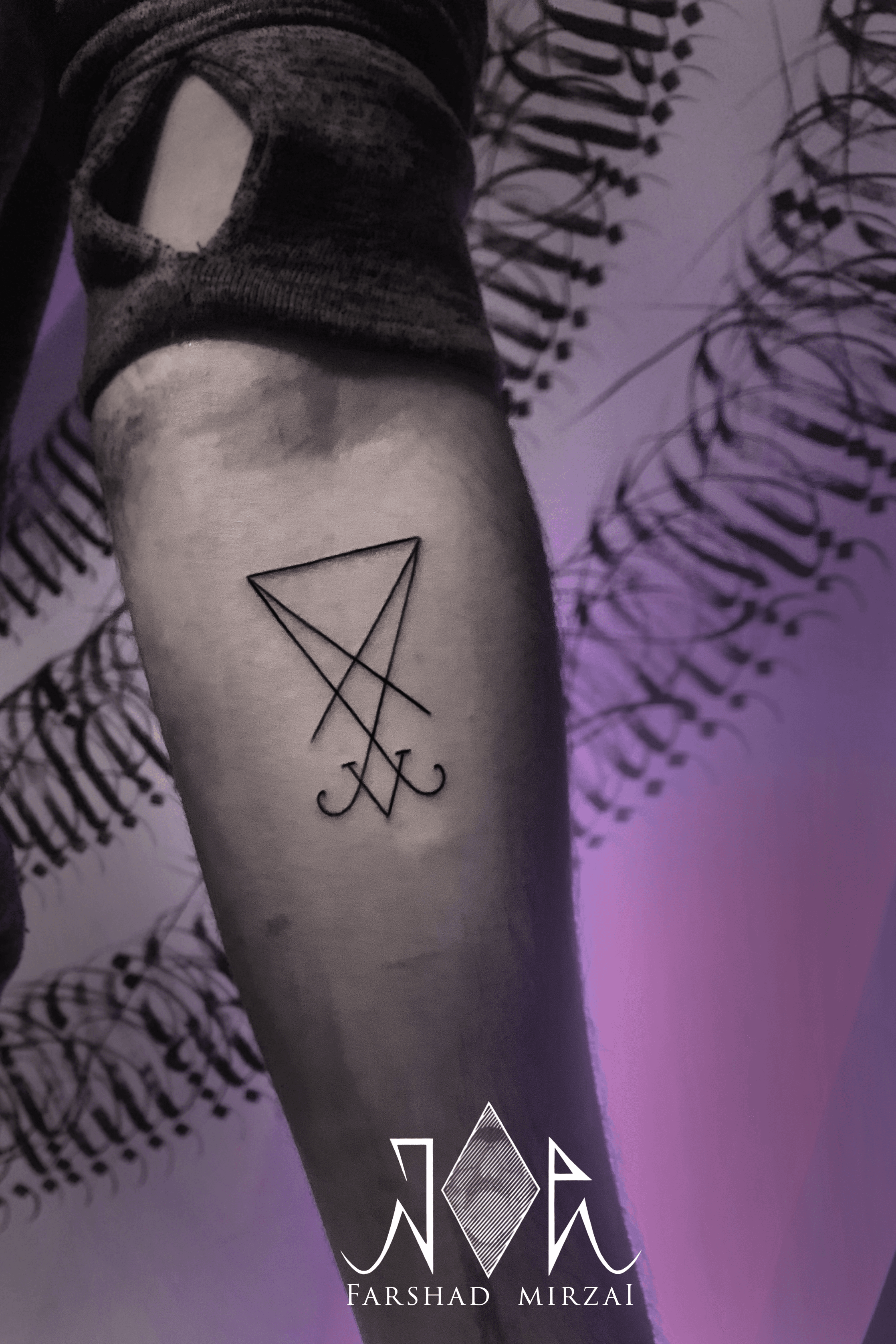 Satan Badge Tattoo, một hình xăm với image quỷ Satan đầu lâu đang trở thành xu hướng mới trong thế giới của những người yêu nghệ thuật hình xăm. Sự pha trộn giữa nghệ thuật và huyền bí và sức mạnh của nó, đảm bảo sẽ thu hút sự chú ý của tất cả những ai yêu thích nghệ thuật hình xăm.
