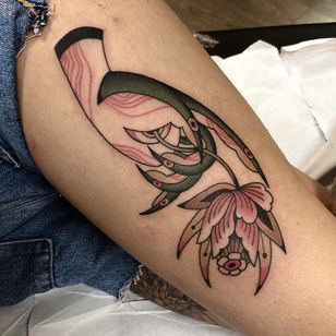 Hamsa and Flower Tattoo por Cloditta - Aún no lo pido: el tatuaje de punto rojo hace un evento flash de tatuajes global - #RedPointTattoo #StillNotAskingForIt #tattooflash #tattooflashevent #Cloditta #womensempowerment #solace