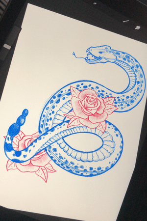 Diseño de serpiente neotradi con rosas en proceso 