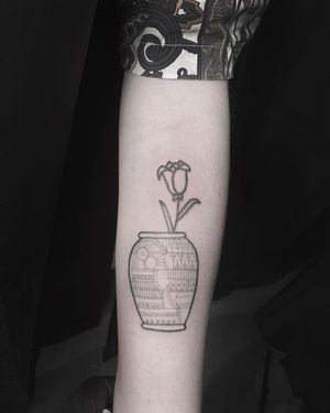 #tattoobyscottcampbell #vase #flower #fineline #blackwork